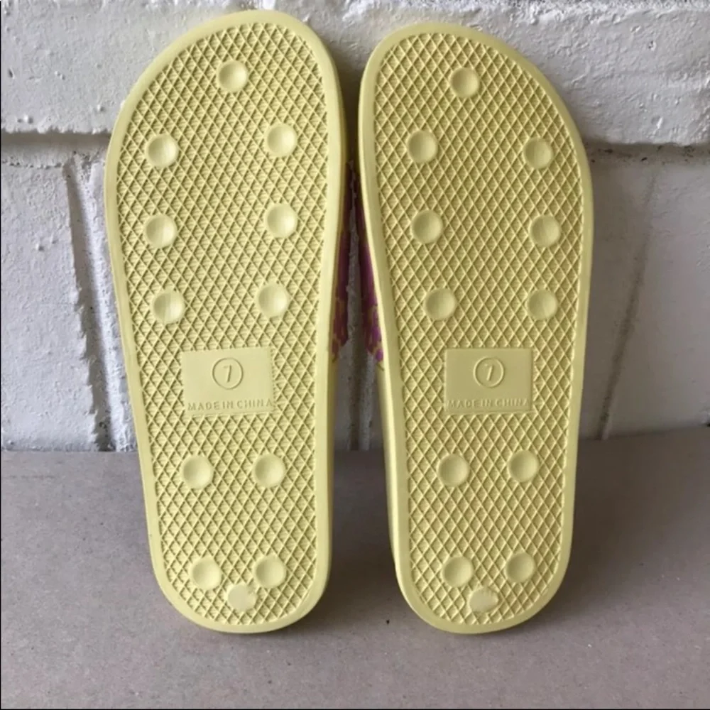 Hurley Size 7 Women’s Yellow Purple Animal Print Slides New With Tag